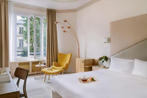 Una cama o camas en una habitación de Atala Hotel Champs Elysées, Sonder by Marriott Bonvoy