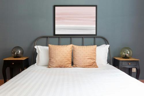 Una cama o camas en una habitación de Sonder by Marriott Bonvoy Piazza San Pietro Apartments Vaticano