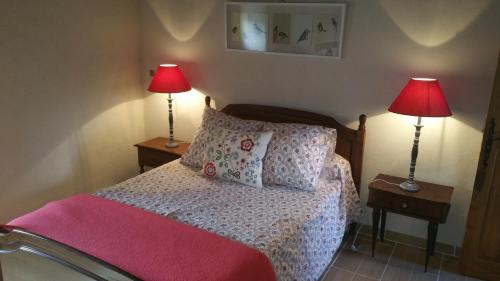 - une chambre avec un lit et 2 lampes sur les tables dans l'établissement Mas cévenol en ardèche avec piscine privée, à La Celle-sous-Gouzon