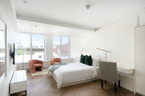 Postel nebo postele na pokoji v ubytování Sonder by Marriott Bonvoy La Galerie