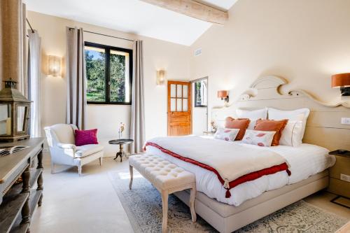 Кровать или кровати в номере La Villa des Cèdres