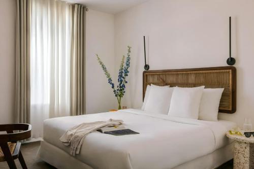 Una cama o camas en una habitación de Yelo Belle Epoque Hotel Centre Ville, Sonder by Marriott Bonvoy