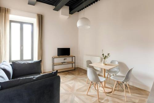 Телевизор и/или развлекательный центр в Piazza Barberini, Sonder Apartment by Marriott Bonvoy