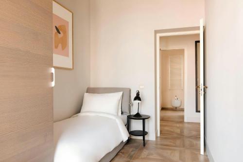 Кровать или кровати в номере Piazza Barberini, Sonder Apartment by Marriott Bonvoy