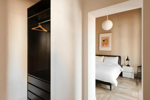 Кровать или кровати в номере Piazza Barberini, Sonder Apartment by Marriott Bonvoy