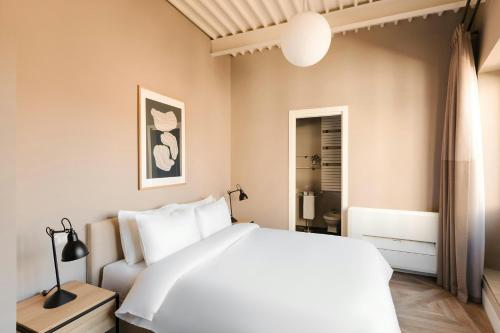 Кровать или кровати в номере Piazza Barberini, Sonder Apartment by Marriott Bonvoy