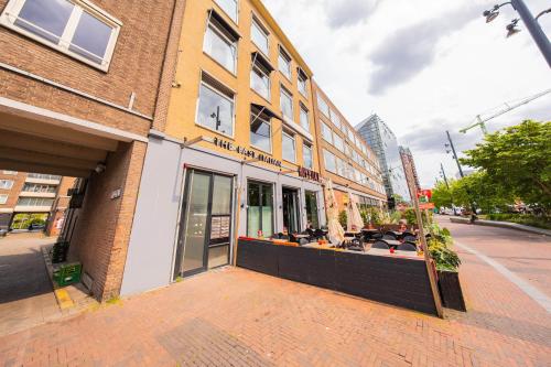 ロッテルダムにあるAlphabet Apartments - Binnenrotte 102の街路沿いの建物の店先