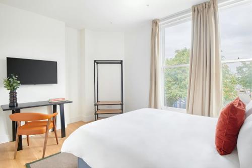 Ένα ή περισσότερα κρεβάτια σε δωμάτιο στο The Prince Hotel Vauxhall, Sonder by Marriott Bonvoy