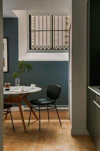 Χώρος καθιστικού στο Sonder by Marriott Bonvoy Le Victoria Apartments Old Montreal