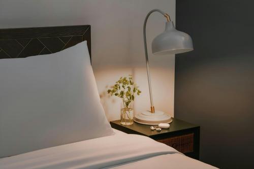 Ένα ή περισσότερα κρεβάτια σε δωμάτιο στο Sonder by Marriott Bonvoy Le Victoria Apartments Old Montreal