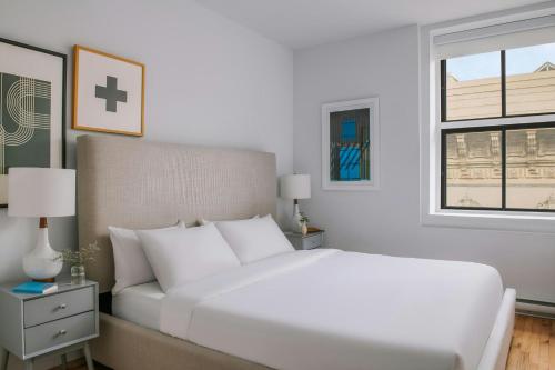 Ένα ή περισσότερα κρεβάτια σε δωμάτιο στο Sonder by Marriott Bonvoy Le Victoria Apartments Old Montreal