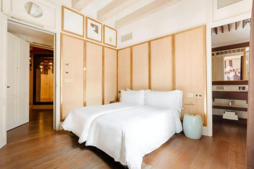 Postel nebo postele na pokoji v ubytování DO Plaça Reial Hotel Gothic Quarter, Sonder by Marriott Bonvoy
