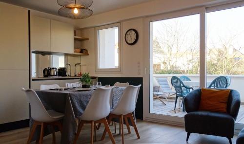 une cuisine et une salle à manger avec une table et des chaises dans l'établissement La brise, belle terrasse hyper-centre by Primo, à Le Touquet-Paris-Plage