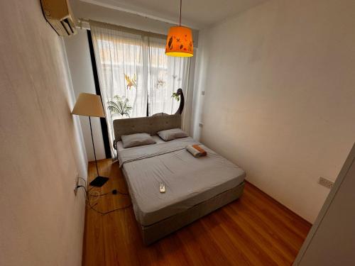 ein kleines Schlafzimmer mit einem Bett und einem Fenster in der Unterkunft Kyrenia Kavanlar life village 2 bedroom swimming pool in Kyrenia