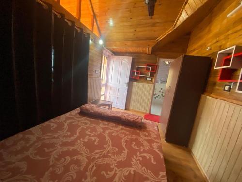 Ένα ή περισσότερα κρεβάτια σε δωμάτιο στο Shanti Kunj Home Stay R S Negi