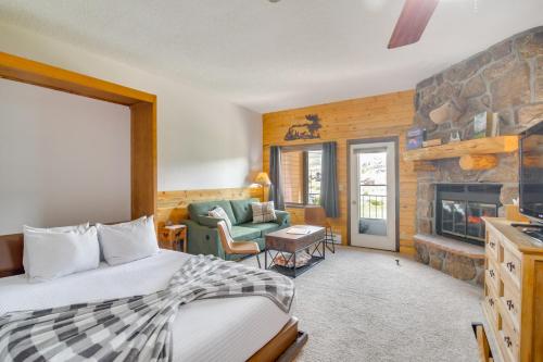 格兰比2 Mi to Granby Ranch Mtn Condo with Hot Tub!的带床和壁炉的酒店房间