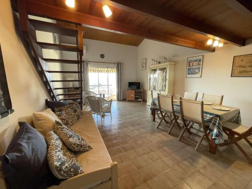 un salon avec un canapé, une table et des chaises dans l'établissement Appartement F3 Sampiero 2 Pietrosella, à Porticcio