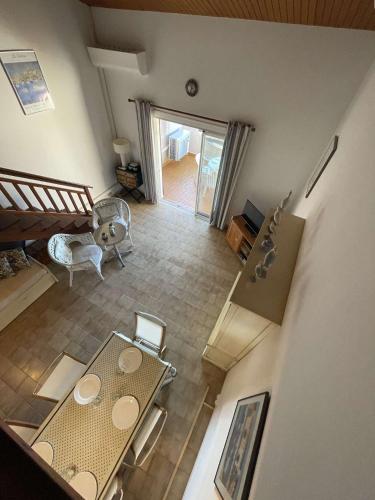 d'un salon avec une table. dans l'établissement Appartement F3 Sampiero 2 Pietrosella, à Porticcio