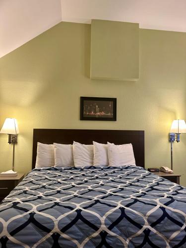 a large bed in a room with two lamps at Sea Girt Lodge in Sea Girt