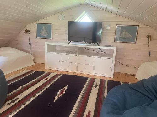 a living room with a flat screen tv in a house at Lilla Grellbo in Grebbestad