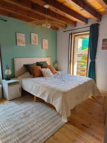 une chambre avec un grand lit et une fenêtre dans l'établissement L'abri du Vercors, à Cognin-les-Gorges