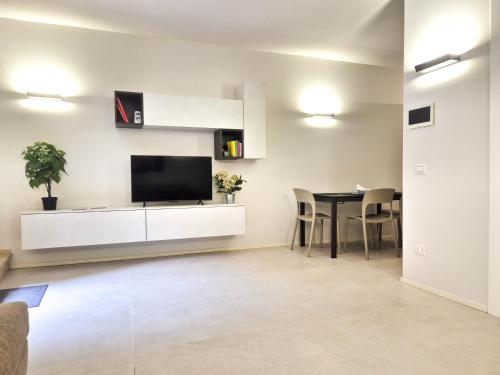 a living room with a tv and a table at Piazzetta Signori By Case al Lago in Desenzano del Garda