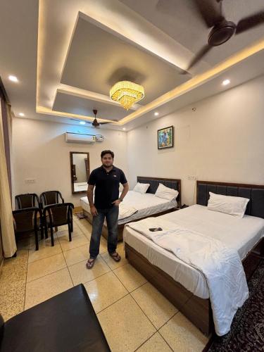 Una cama o camas en una habitación de Kalash Guest House