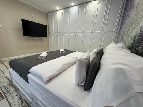 Ένα ή περισσότερα κρεβάτια σε δωμάτιο στο Reforma Apartman