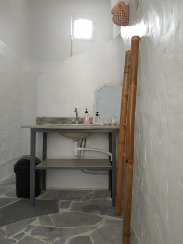a bathroom with a sink and a mirror at ZINA RESORT camping touristique in Zurayq Barrānīyah
