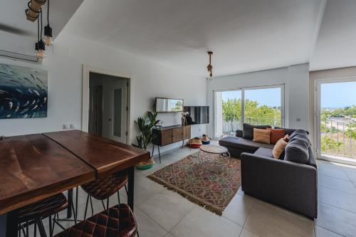 een woonkamer met een bank en een tafel bij Balcones Olehousing in Conil de la Frontera