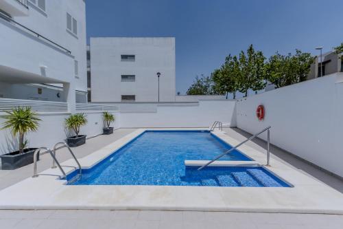 een zwembad aan de zijkant van een gebouw bij Balcones Olehousing in Conil de la Frontera