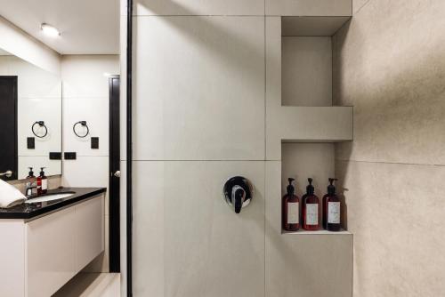 una porta che conduce a una cucina con bottiglie di vino di Art 3C a Santa Cruz de la Sierra