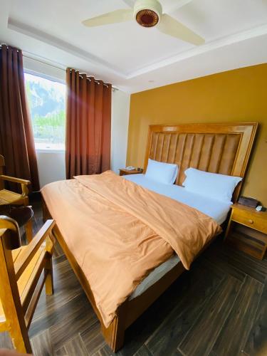 a bedroom with a large bed and a window at Hotel Luxy Skardu in Rondu