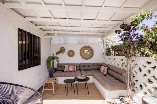 ein Wohnzimmer mit Sofa und Tisch in der Unterkunft Deluxe Los Porches - by Gestión Vacacional Canarias in Playa del Ingles
