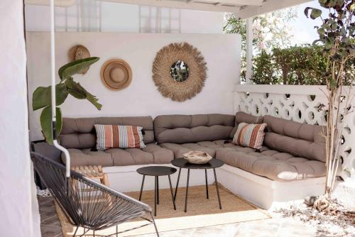 ein Wohnzimmer mit Sofa und Tisch in der Unterkunft Deluxe Los Porches - by Gestión Vacacional Canarias in Playa del Ingles