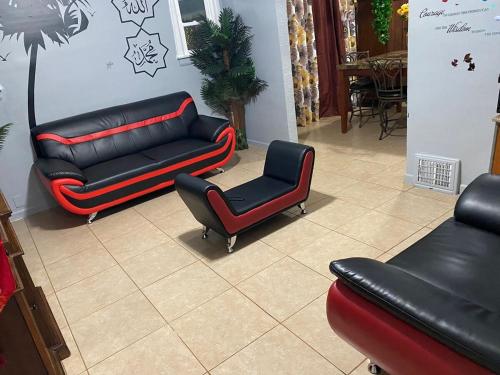 Χώρος καθιστικού στο At the Center of Dearborn, MI 2 Bedroom apartment with backyard and balcony