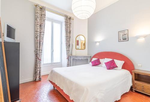 une chambre avec un lit et une grande fenêtre dans l'établissement Suite Bottero, à Nice