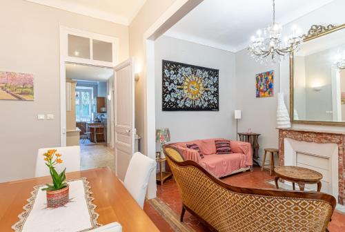 un salon avec une table et une cheminée dans l'établissement Suite Bottero, à Nice