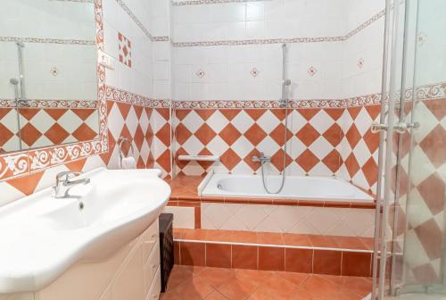 une salle de bain avec un lavabo et une baignoire dans l'établissement Suite Bottero, à Nice