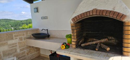 a brick oven with two baseball bats in it at Villa Andolini in Momjan
