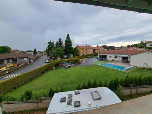 une vue aérienne d'une maison avec une cour dans l'établissement Chez Patrice et Marieline F3, à Usson-en-Forez