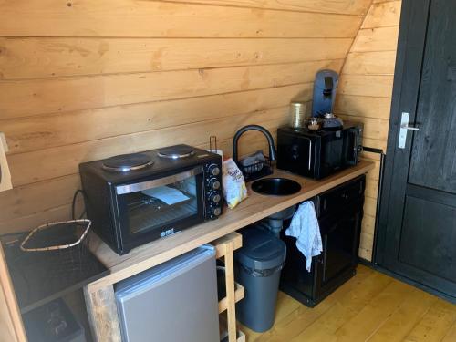 Il comprend une petite cuisine équipée d'un four micro-ondes et d'un grille-pain. dans l'établissement Le Lièvre & La Tortue, à Cappellebrouck