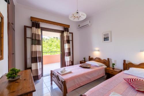 Ένα ή περισσότερα κρεβάτια σε δωμάτιο στο XENOFONTAS APARTMENTs