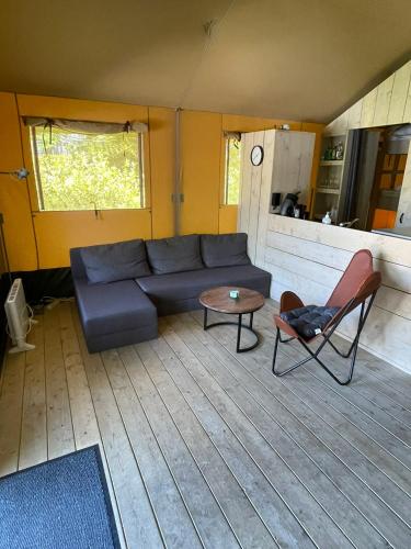 Гостиная зона в Luxe Safari Lodge 78 evt met ligplaats boot