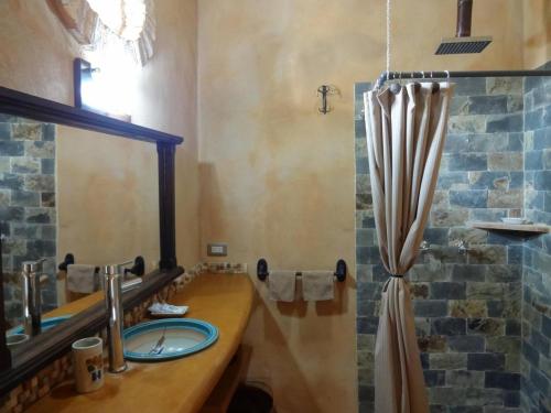a bathroom with a sink and a shower at Villa El Tuque pura naturaleza in Tucacas