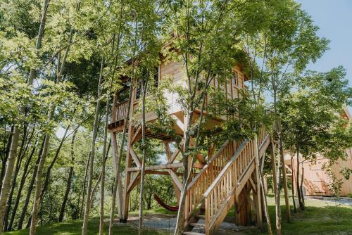 une cabane dans les arbres au milieu des arbres dans l'établissement Les cabanes du Dauphiné et logis à la ferme, à Gap