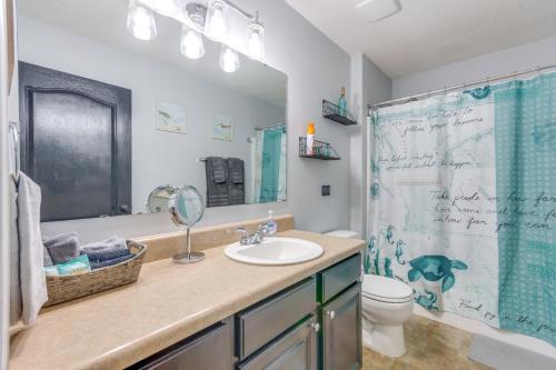 Ένα μπάνιο στο Spacious Home with Sunroom, 15 Mi to Pensacola!