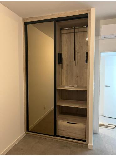 d'un placard avec des portes en verre. dans l'établissement Bord de mer exceptionnel, à Marseillan