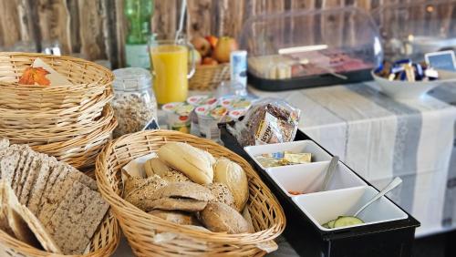 einen Tisch mit Körben verschiedener Brotsorten in der Unterkunft Ferienwohnung - Zur Schamper Mühle Gotthun in Gotthun