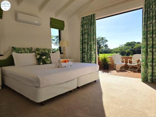 En eller flere senge i et værelse på Villa G6 - Selborne Golf Estate